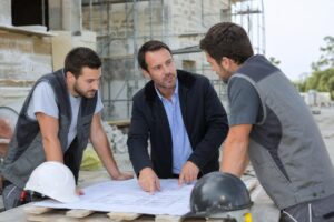 Dirigeant du bâtiment préparant une stratégie de recrutement avec son équipe