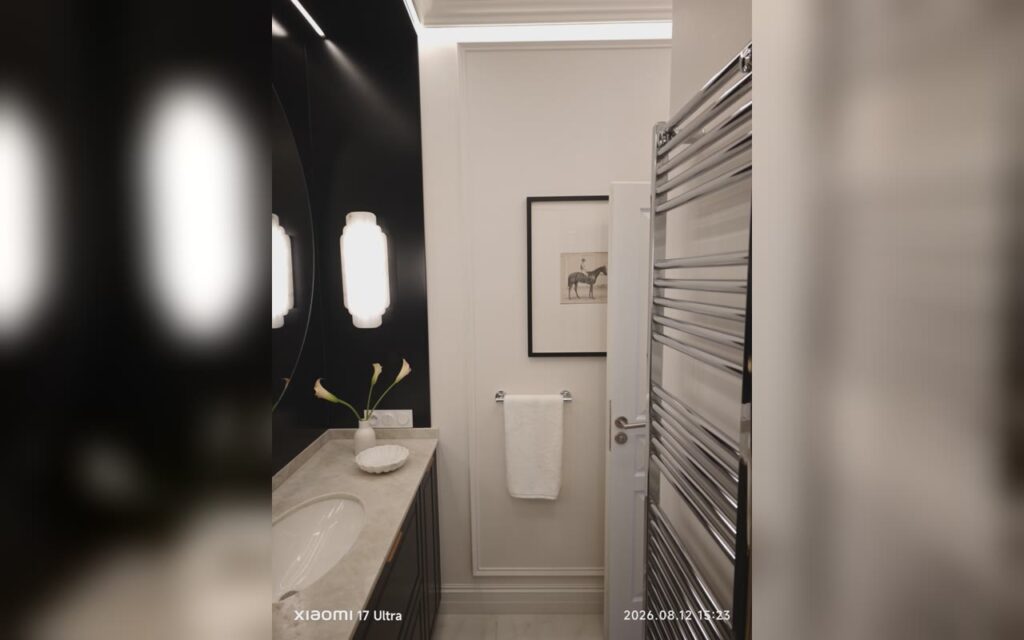 Salle de bains rénovée à Paris : meuble vasque, miroir, éclairage et sèche-serviettes — photo 3