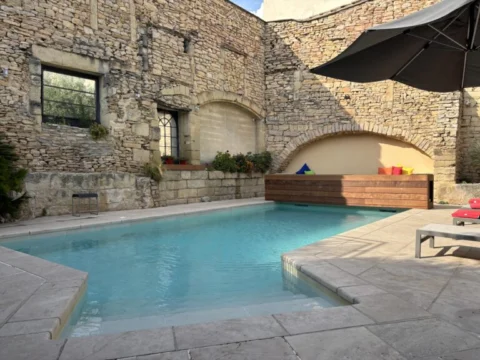 le jardin d’une maison historique à Nimes