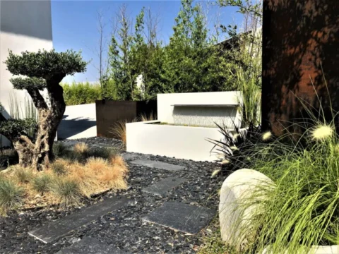 le jardin tableau d’une maison contemporaine à Ventabren