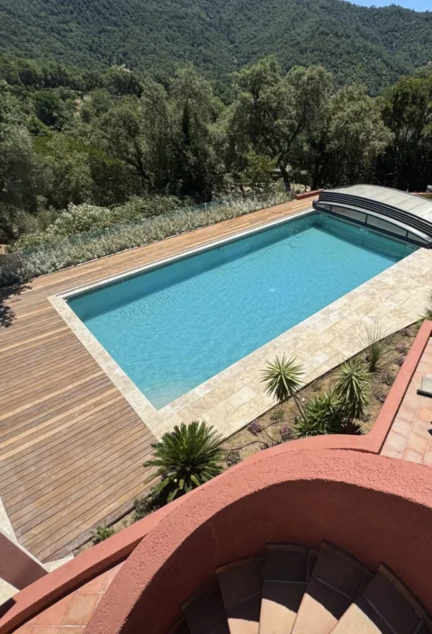 La rénovation de l’espace piscine d’une propriété à Collobrières dans le Var.