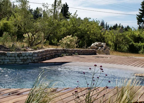 Aménagement extérieur piscine et terrasse bois dans les Alpilles